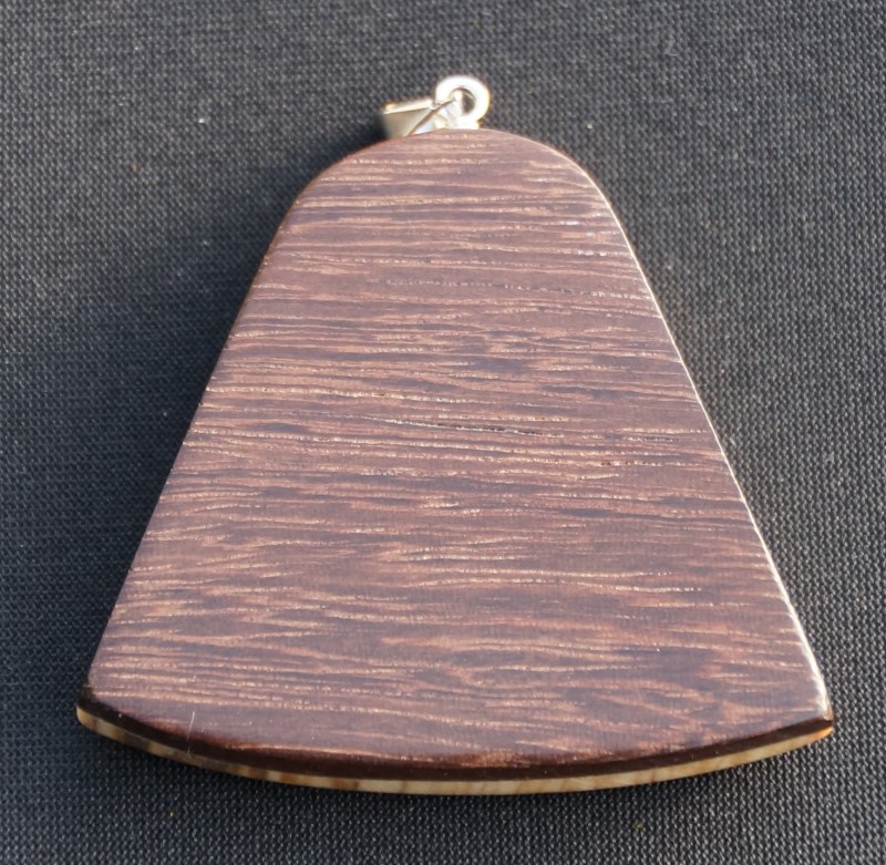 Anhänger aus Mammutelfenbein mit Lapislazuli