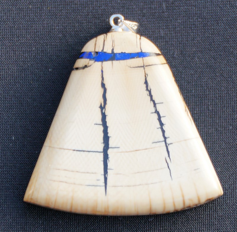 Anhänger aus Mammutelfenbein mit Lapislazuli